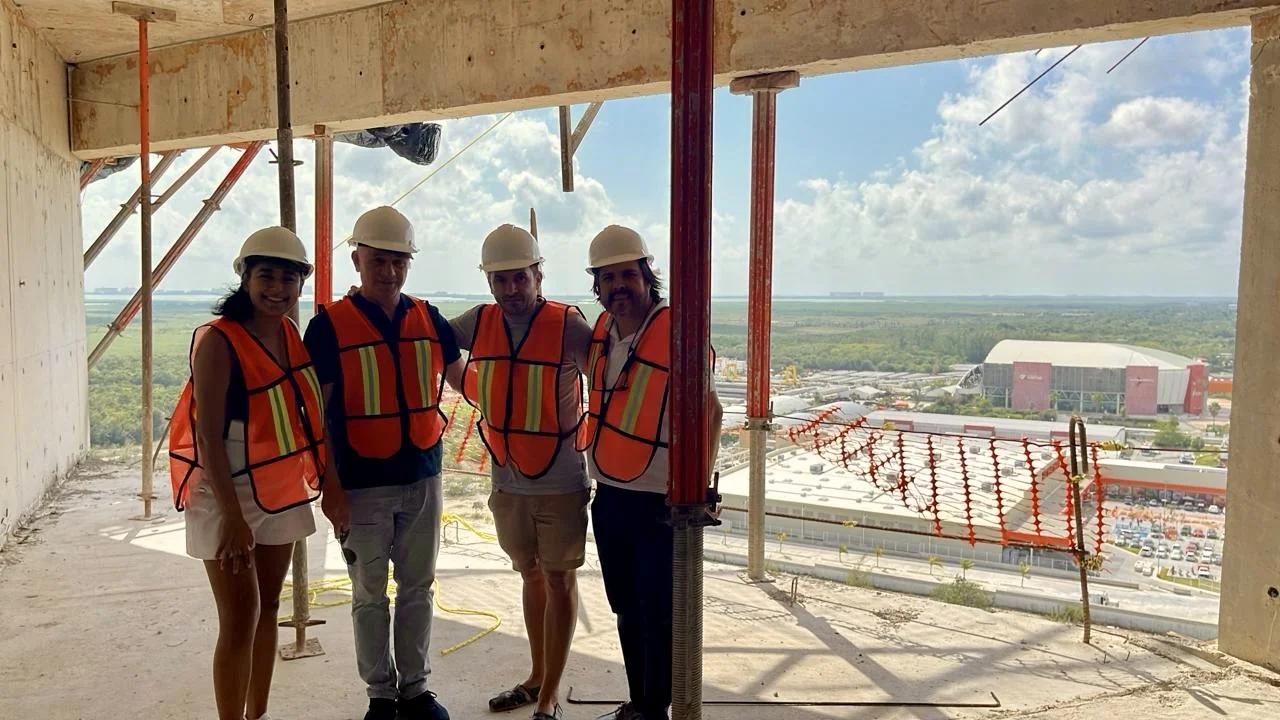 Client receiving keys in Playa del Carmen
