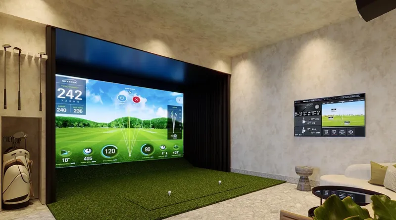 Sala de entretenimiento con simulador de golf en amenidades deportivas BLAS en Puerto Cancún