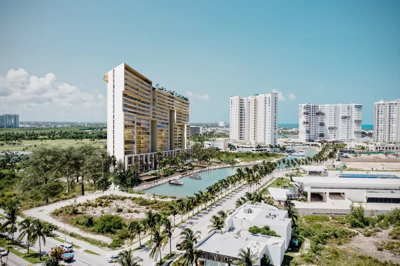 Contexto de torre dentro del paisaje urbano y marina de Puerto Cancún en residencia de lujo BLAS exterior