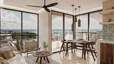 Área de sala y comedor con vista al balcón en Maia, Playa del Carmen