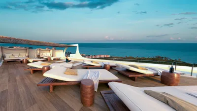 Terraza en azotea con camastros con vista al océano en Maia, Playa del Carmen