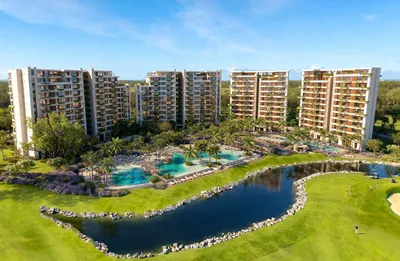 Vista aérea de laguna y torres en Punta Laguna, Playa del Carmen