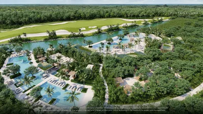 Vista aérea del plan maestro con campo de golf y albercas en Punta Laguna, Playa del Carmen