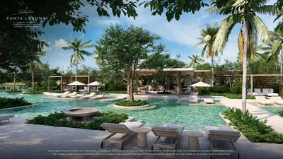 Deck de alberca con palmeras en Punta Laguna, Playa del Carmen