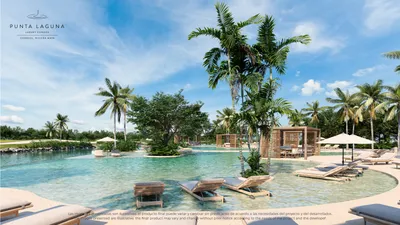 Alberca de resort con palmeras y camastros en Punta Laguna, Playa del Carmen