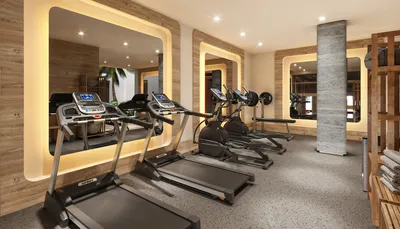 Gimnasio con equipos de fitness y espejos en Saint Marine, Playa del Carmen
