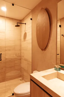 Baño con tocador de madera en The Village Resort & Residences en Corasol, Playa del Carmen
