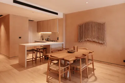 Cocina y comedor con isla en The Village Resort & Residences en Corasol, Playa del Carmen