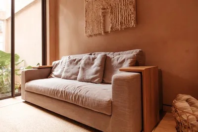 Sala con sofá beige en The Village Resort & Residences en Corasol, Playa del Carmen