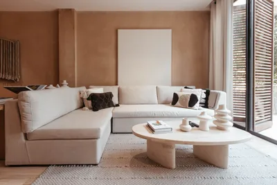 Sala con seccional blanco en The Village Resort & Residences en Corasol, Playa del Carmen