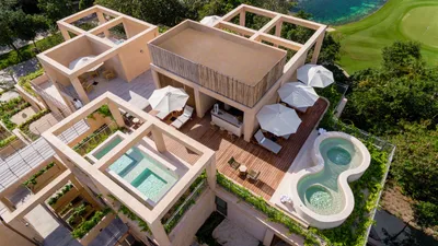 Vista aérea de albercas en rooftop en The Village Resort & Residences en Corasol, Playa del Carmen