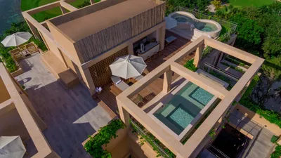Vista aérea de terrazas en rooftop en The Village Resort & Residences en Corasol, Playa del Carmen